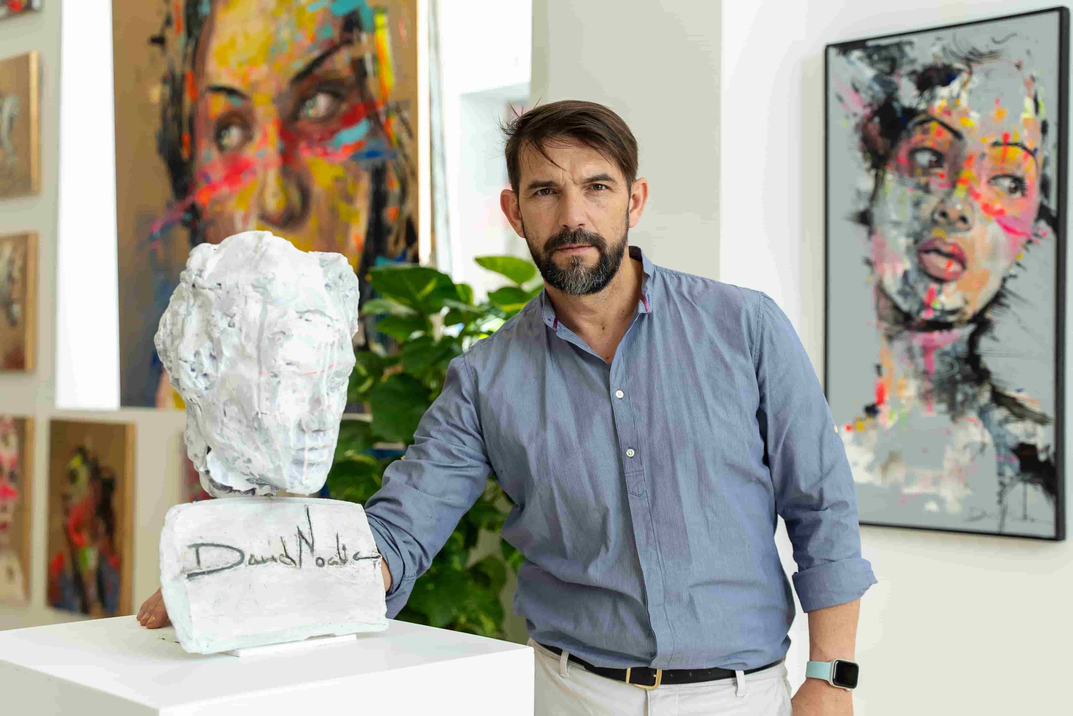 David Noalia con una escultura